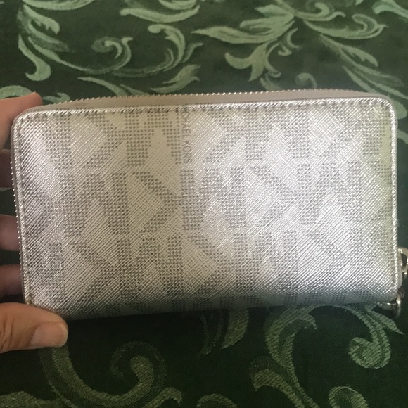 MICHAEL KORS METALLIC SILVER LEATHER WRISTLET WALLET Logo MK - Picture 6 of 9